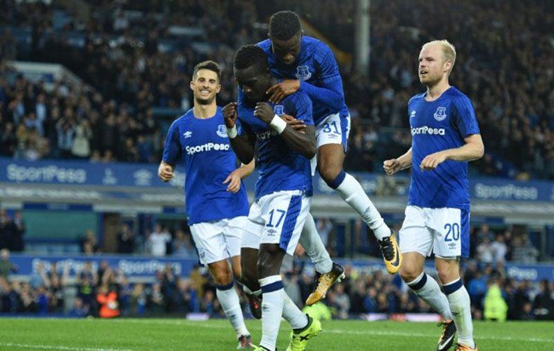 Idrissa Gueye (Tengah) menyumbang gol untuk Everton saat menghadapi Hajduk Split pada leg pertama play-off Liga Europa (Foto: AFP/Oli Scarff)