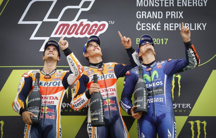 Foto: Dani Pedrosa (kiri), Marc Marquez, dan Maverick Vinales di atas podium Sirkuit Brno, Republik Cheska, Minggu (6/8). (MotoGP.com)