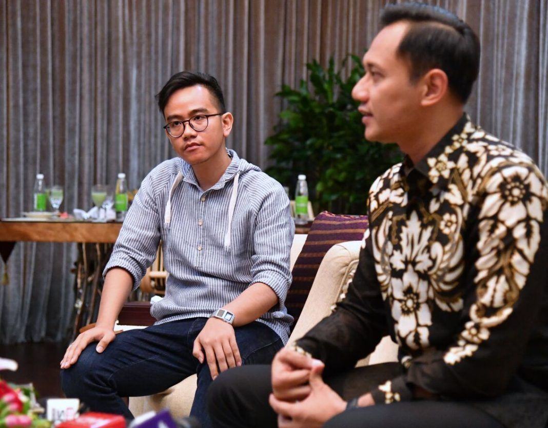 Foto: Agus Yudhoyono berbincang dengan Gibran.