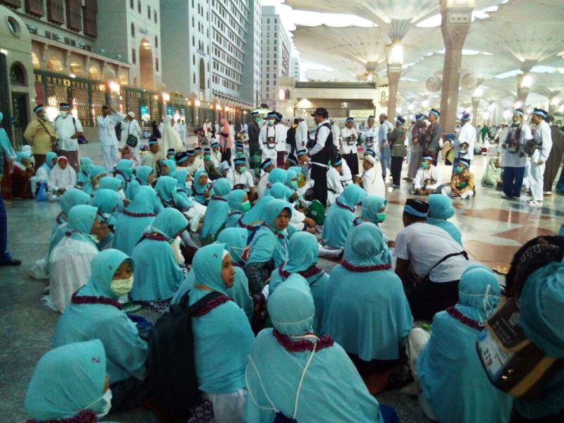 Tim Gerak Cepat PPIH Arab Saudi berikan penyuluhan kesehatan kepada jemaah Indonesia di Bandara Madinah. (foto: istimewa)