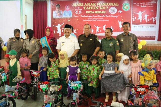 Foto: Walikota Medan Drs H T Dzulmi Eldin S M.Si ketika menghadiri peringatan Hari Anak Nasional di Asrama Haji Medan, Selasa (29/8).