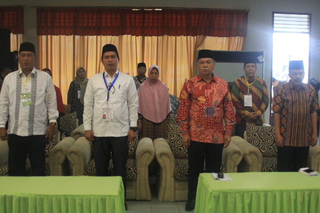 Foto: Anggota DPR RI Hasrul Azwar saat melepas keberangkatan jemaah calon haji kloter 20 Embarkasi Medan di Aula I Madinatul Hujjaj Asrama Haji Medan, Jumat (18/8).