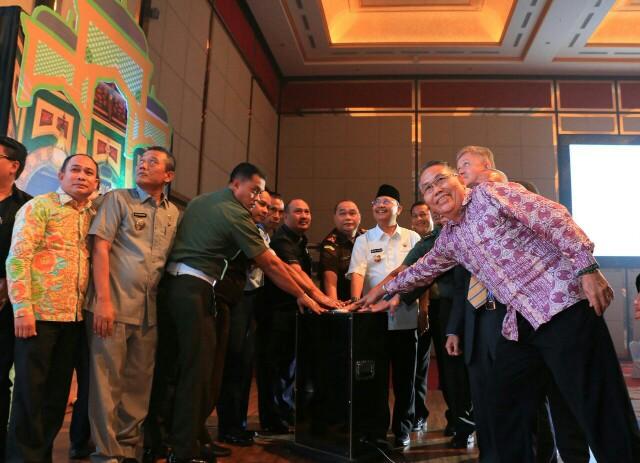 Foto: Walikota Medan Drs H T Dzulmi Eldin S M.Si secara resmi melaunching icon Kota Medan di Adi Mulia Hotel Jalan Diponegoro Medan, Selasa (29/8).