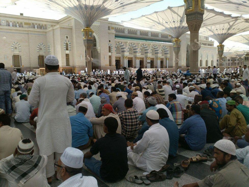 Foto: Jemaah Salat Jumat memadati halaman Masjid Nabawi.