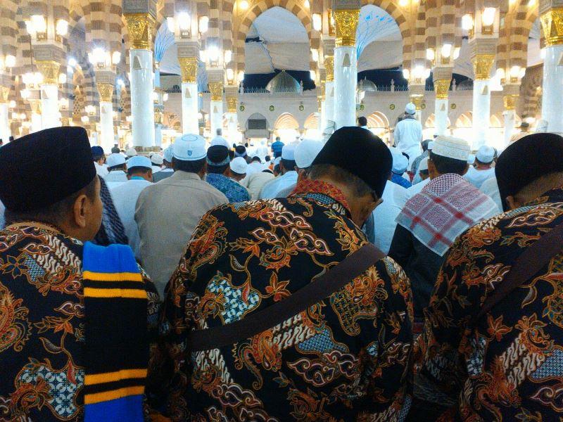 Foto: Jemaah haji Indonesia sedang salat di Masjid Nabawi.