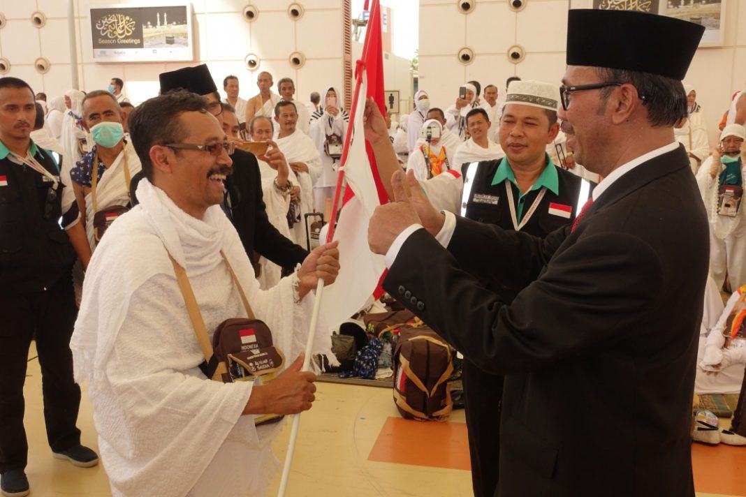 Foto: Duta Besar Indonesia untuk Arab Saudi Agus Maftuh Abegebriel menyerahkan Bendera Merah Putih kepada perwakilan jemaah, Sabtu (12/8).