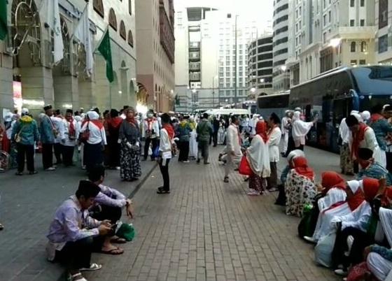 Foto: Jemaah sedang berkumpul di depan pemondokan di Madinah.