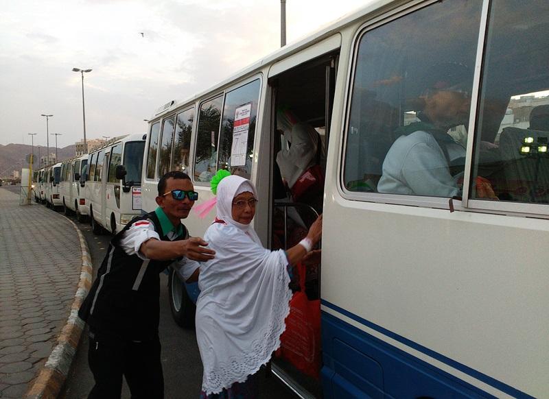 Foto: Petugas sedang mengarahkan jemaah untuk naik bus shalawat yang akan mengantar ke hotel usai Subuh di Masjid Nabawi, Sabtu (5/8).