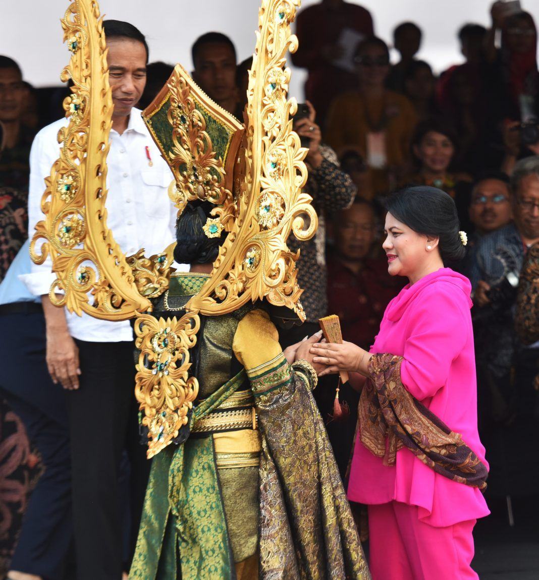 Foto: Presiden Jokowi didampingi Ibu Negara Iriana Joko Widodo menyaksikan Jember Fashion Carnaval (JFC), di Alun-alun Kabupaten Jember, Jawa Timur, Minggu (13/8).