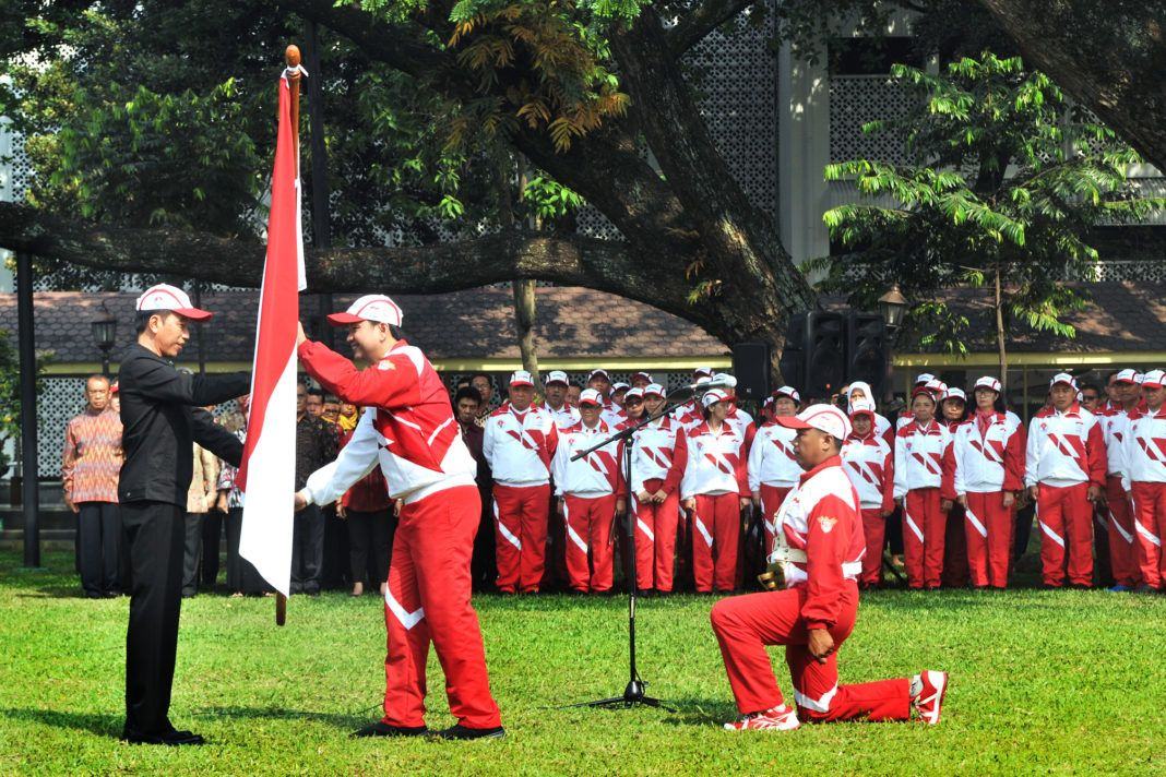 Foto: Presiden Jokowi saat melepas Kontingen Indonesia yang akan berlaga di SEA Games XXIX Tahun 2017, Kuala Lumpur, Malaysia, di halaman tengah Istana Merdeka, Senin (7/8).