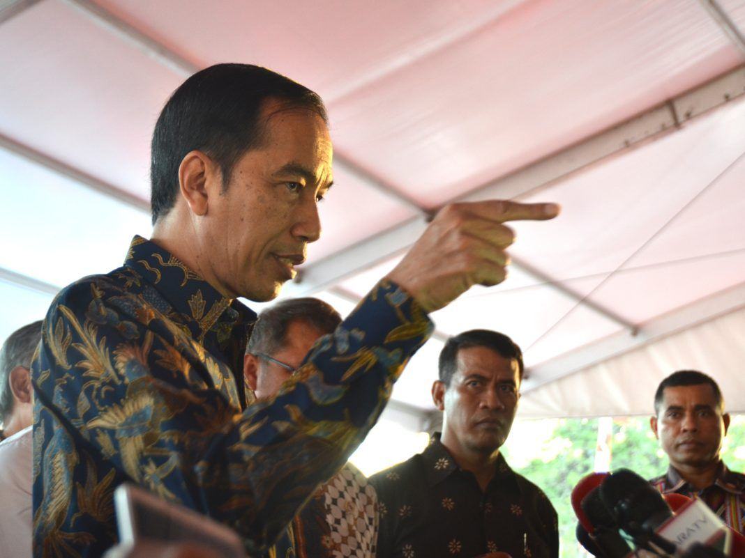 Foto: Presiden Jokowi menjawab pertanyaan wartawan usai meninjau Pameran Kemajuan Pembangunan Infrastruktur Indonesia, di Lapangan Silang Monas, Jakarta Pusat, Minggu (27/8) sore.