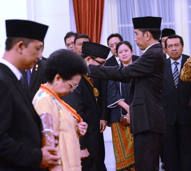 Foto: Presiden Jokowi menganugerahkan Tanda Kehormatan Republik Indonesia kepada 8 tokoh masyarakat, di Istana Negara, Jakarta, Selasa (15/8).
