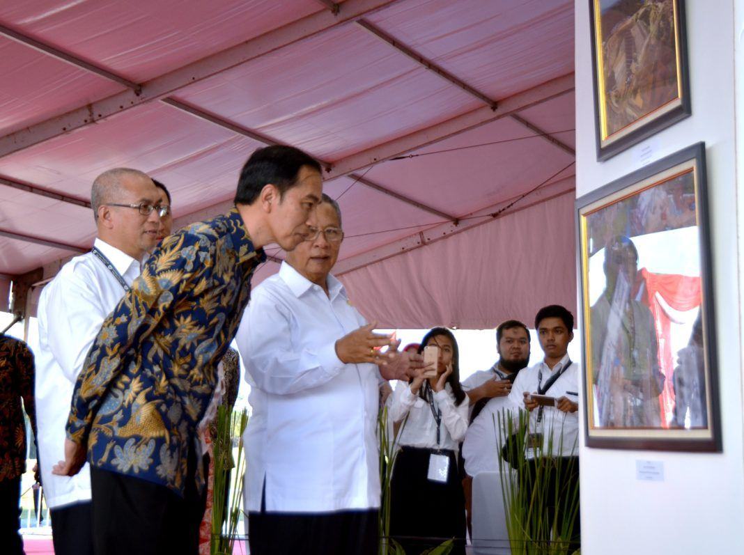 Foto: Presiden Jokowi saat meninjau Pameran Kemajuan Pembangunan Infrastruktur Indonesia, di Lapangan Silang Monas, Jakarta Pusat, Minggu (27/8) sore.