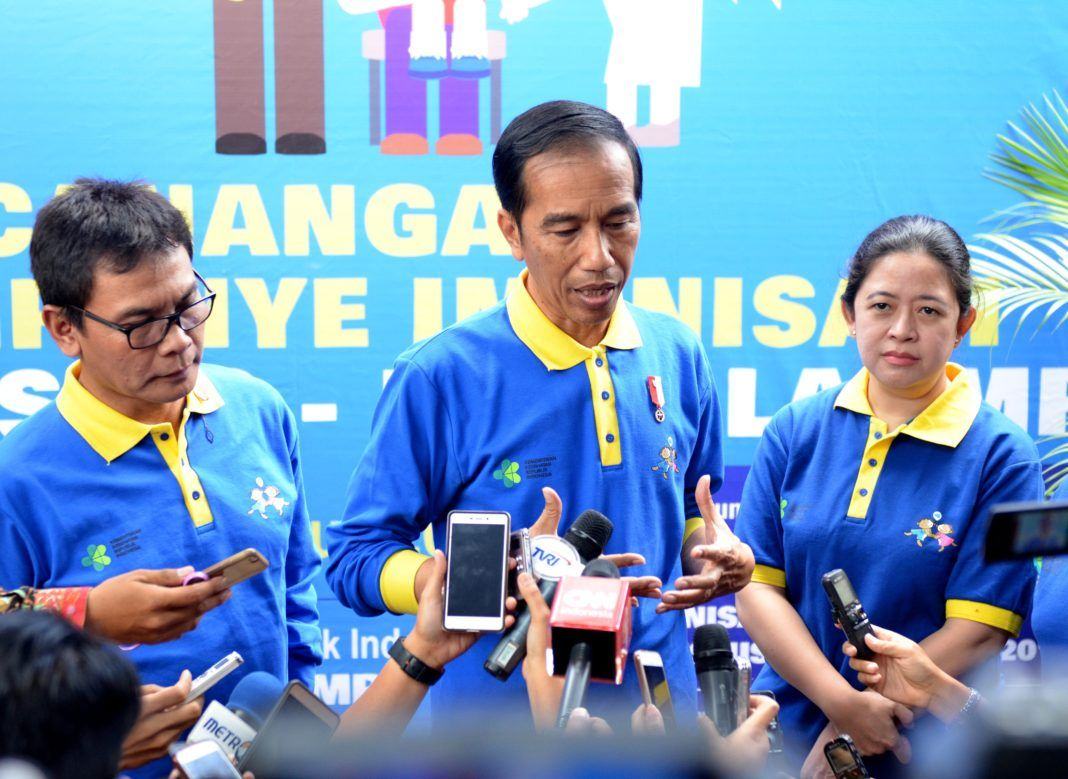 Foto: Presiden Jokowi menjawab wartawan soal adanya penolakan imunisasi MR, usai pencanangan Kampanye Imunisasi MR, di Sleman, Kelurahan Sinduharjo, Kec. Ngaglik, Kab. Sleman, Yogyakarta, Selasa (1/8).