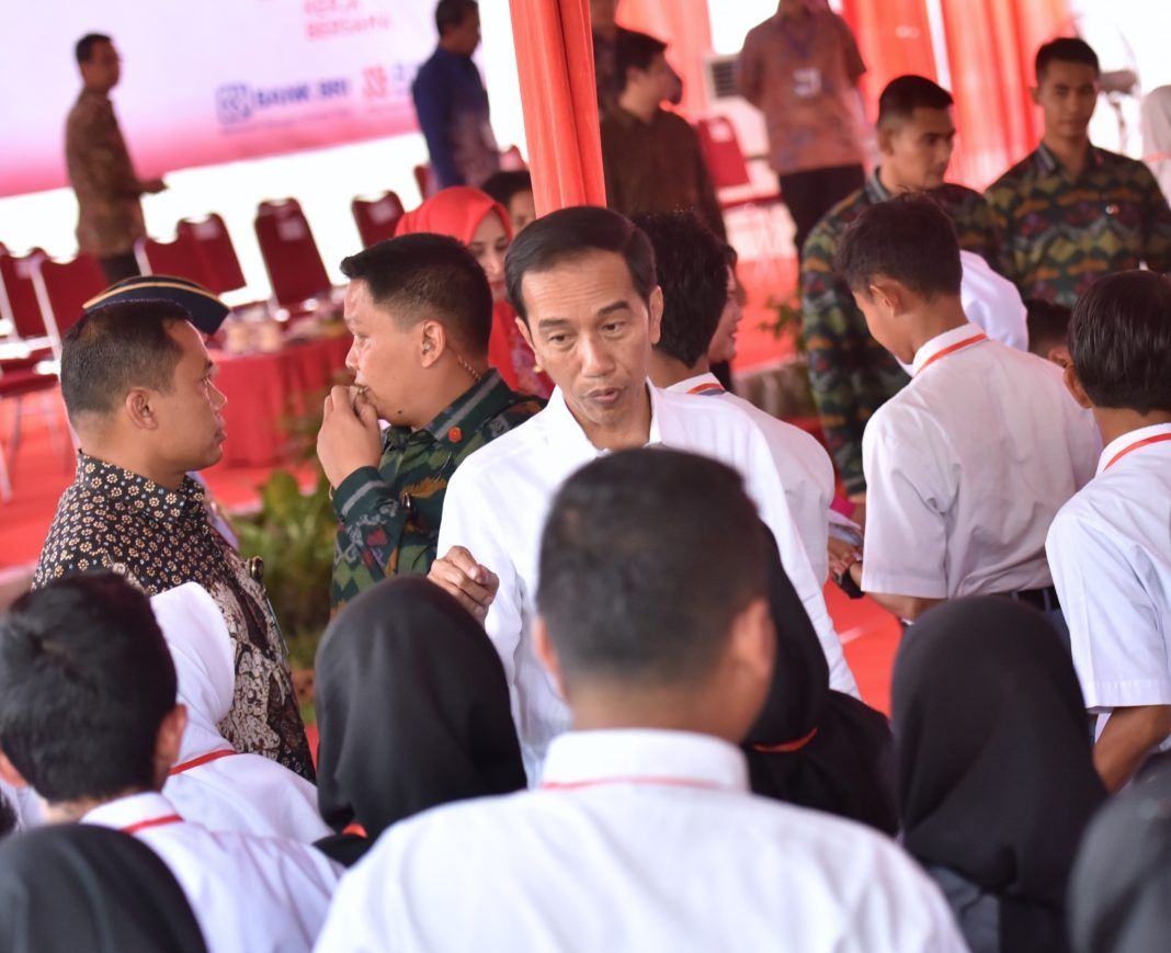 Foto: Presiden Jokowi usai membagikan ribuan KIP, di SMP Negeri 7, Jember, Jatim, Minggu (13/8) siang.