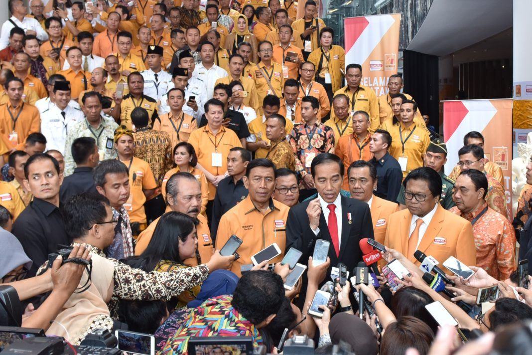 Foto: Presiden Jokowi menjawab pertanyaan wartawan usai membuka Rapimnas Partai Hanura, di Hotel The Stones, Kuta, Bali, Jumat (4/8).