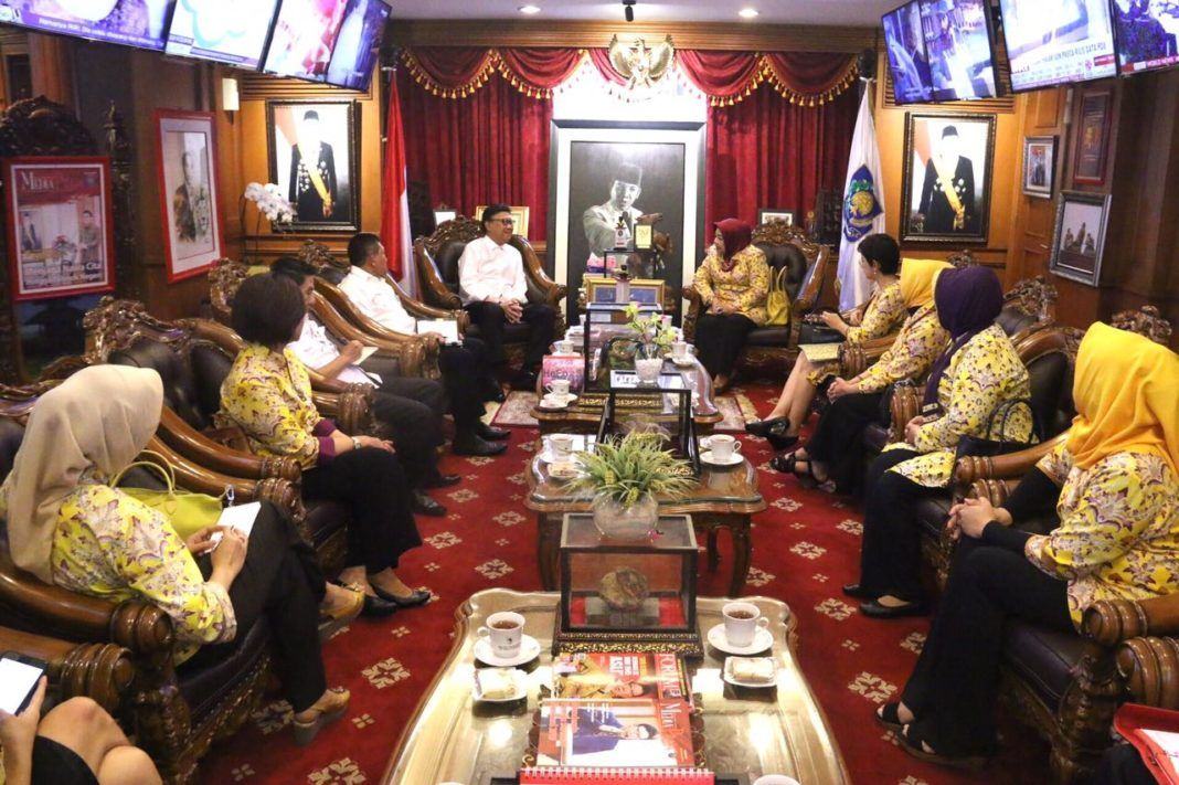 Foto: Menteri Dalam Negeri (Mendagri) Tjahjo Kumolo saat menerima kunjungan Kesatuan Perempuan Partai Golkar (KPPG) di Kemendagri, Jakarta, Rabu (9/8).