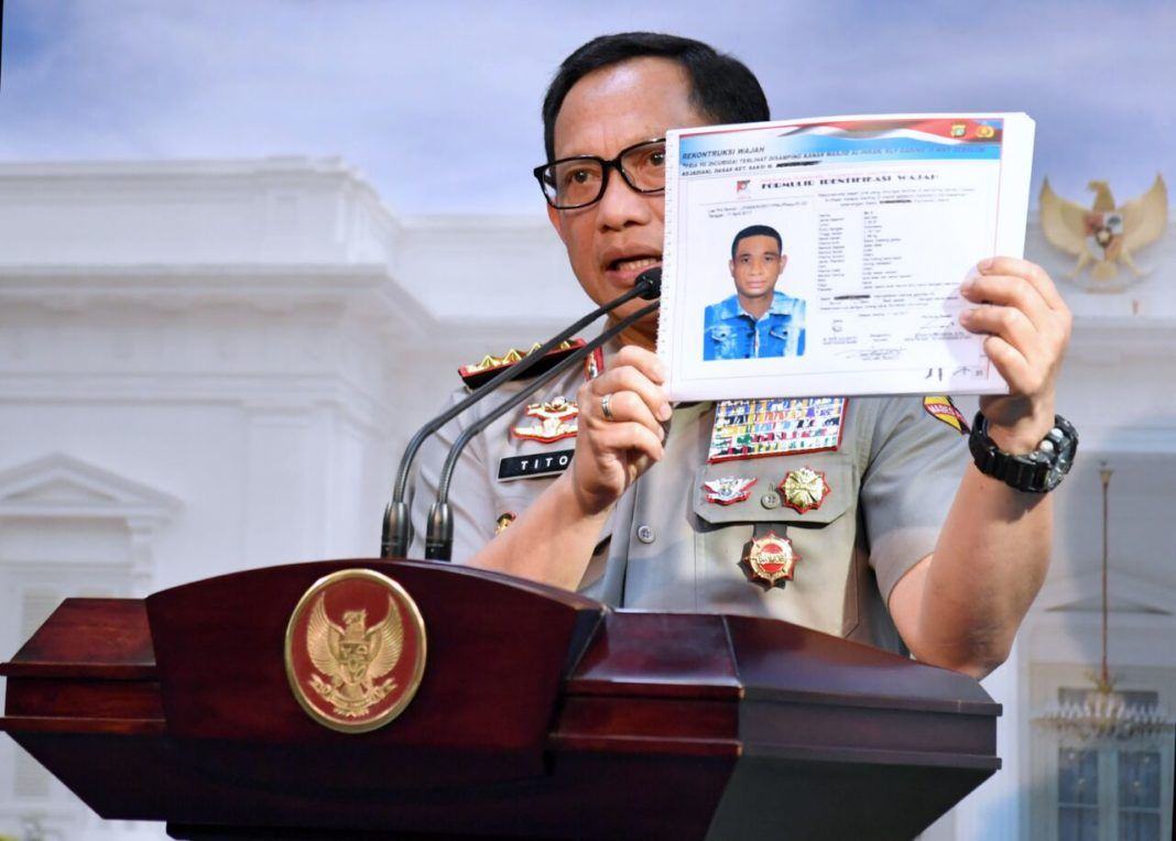 Foto: Kapolri Jenderal Tito Karnavian menunjukkan sketsa pembunuh Novel Baswedan, pada konperensi pers, di Kantor Presiden, Jakarta, Senin (31/7).