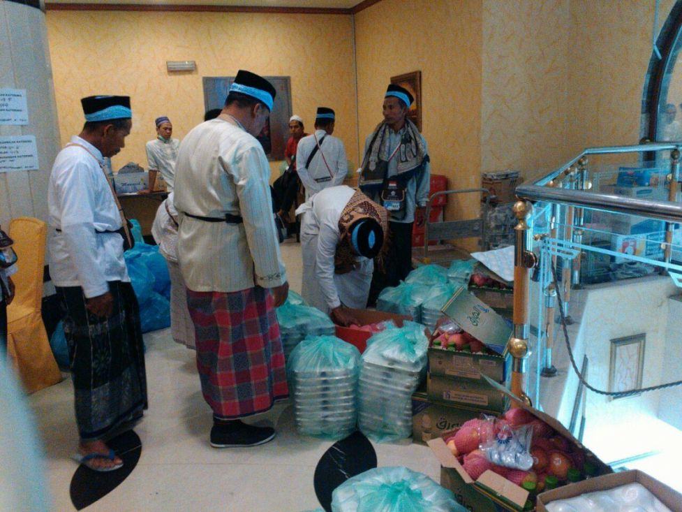 Foto: Para ketua rombongan ambil katering untuk didistribusikan ke anggotanya di Hotel Mawaddah Annoor Madinah, Selasa (1/8).