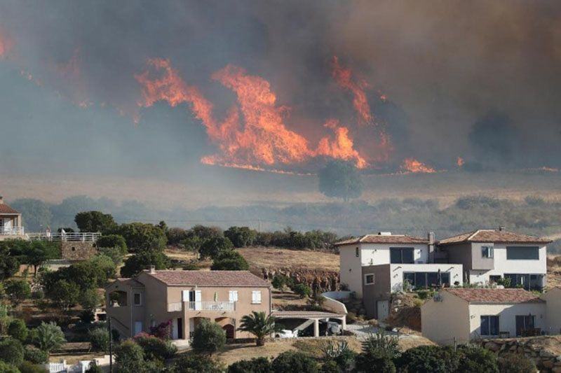 Kebakaran hutan di Albania yang disebabkan gelombang panas Lucifer. (Foto: The Sun)