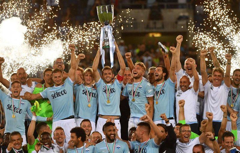 Selebrasi pemain Lazio usai memenangkan Piala Super Italia. (AFP PHOTO / Alberto PIZZOLI)