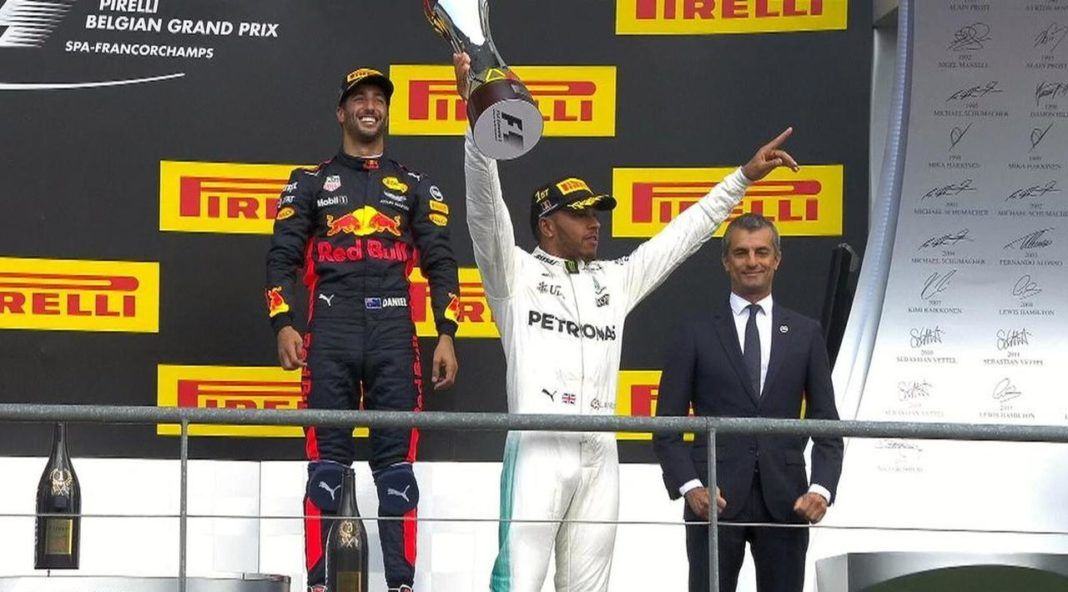 Lewis Hamilton menjuarai balapan F1 GP Belgia setelah mememangi persaingan ketat melawan Sebastian Vettel di Sirkuit Spa-Franchorcamps, Minggu (27/8). (F1)