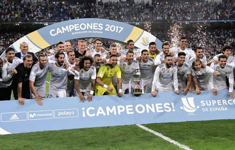 Skuat Real Madrid bergembira merayakan keberhasilan menjuarai Piala Super Spanyol. (AFP PHOTO / JAVIER SORIANO)