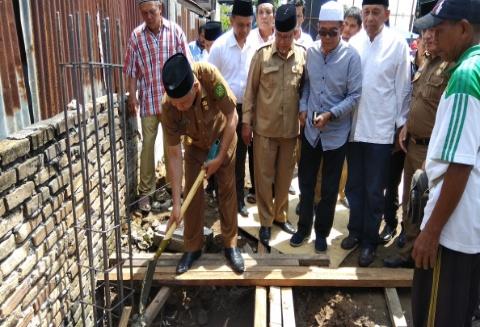 Foto: Asisten Umum Ikhwan Habibi Daulay meletakkan batu pertama tanda dimulainya pembangunan Masjid Syiar Islam di Jalan M Nawi Harahap Lingkungan IV, Kelurahan Sitirejo III, Kecamatan Medan Amplas, Senin (7/8).