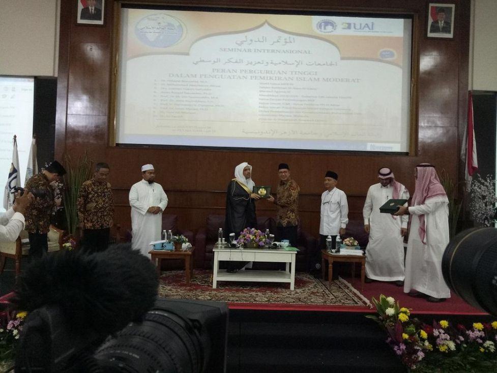 Foto: Menteri Agama Lukman Hakim Saifuddin terima cinderamata usai jadi pemateri pada seminar internasional di Universitas Al Azhar, Senin (14/8).