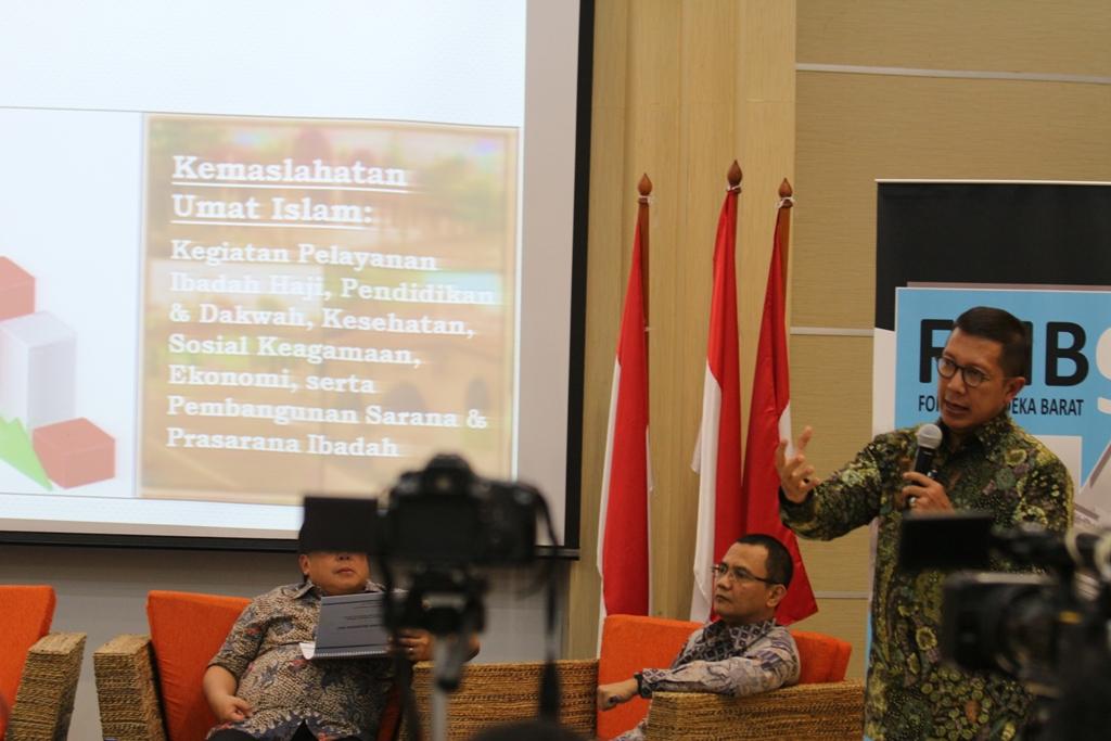 Menteri Agama Lukman Hakim Saifuddin memaparkan tentang pengelolaan dana haji di diskusi Forum Merdeka Barat 8 di Jakarta.