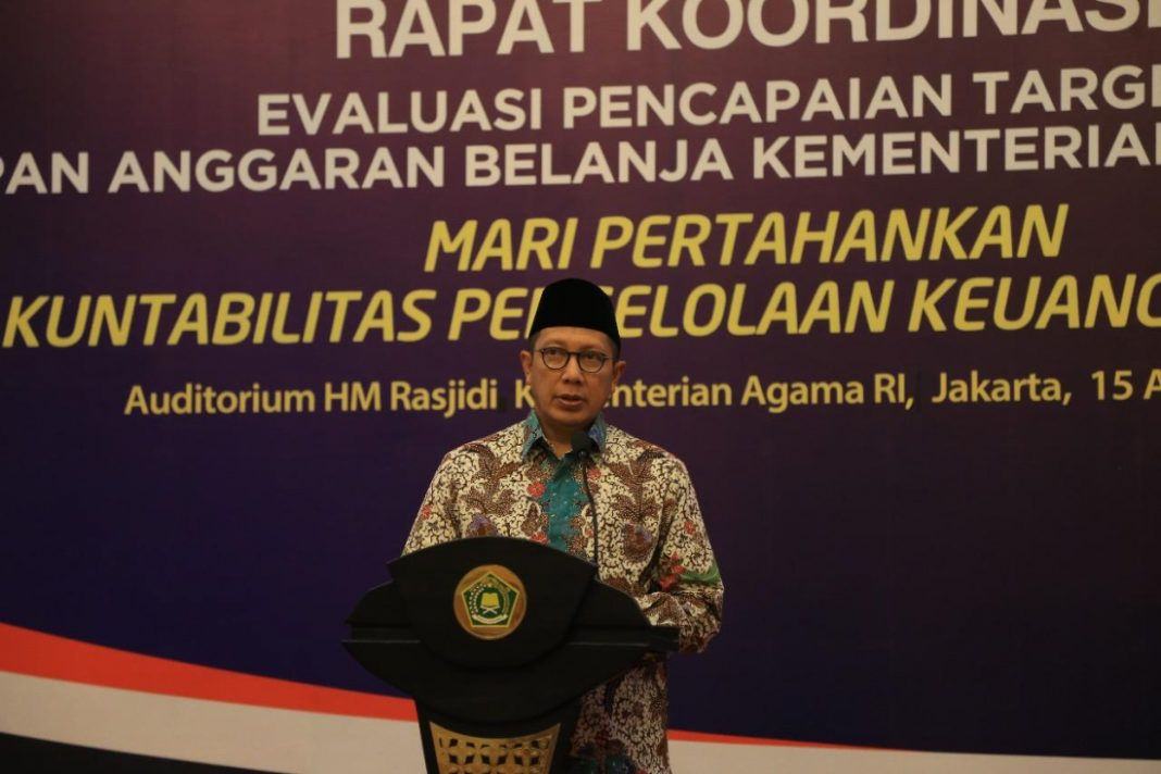 Foto: Menag Lukman Hakim Saifuddin memberikan sambutan dan arahan pada acara rapat koordinasi evaluasi penyerapan Anggaran Kemenag tahun 2017.
