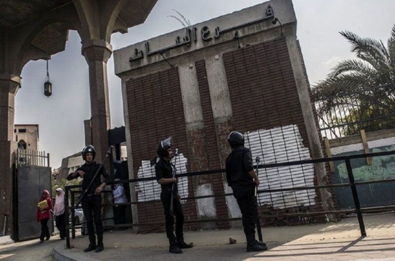 Kepolisian Mesir bersiaga di depan Universitas Al-Azhar di Kairo, 21 Oktober 2014. (Foto: AFP)