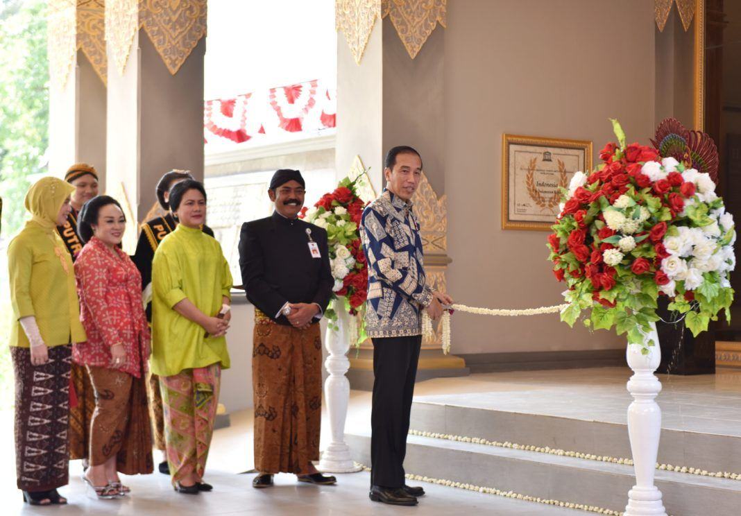 Foto: Presiden Jokowi menggunting pita sebagai tanda peresmian Museum Keris Nusantara, di Solo, Rabu (9/8).