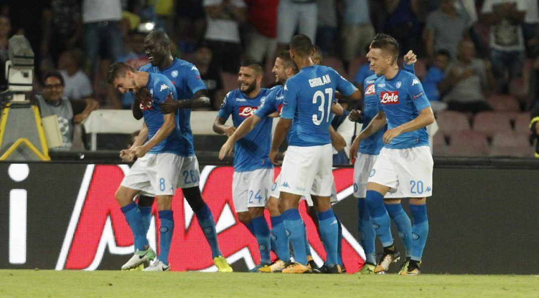 Pemain Napoli merayakan gol di leg peratama playoff Lga Champions melawan Nice di San Paolo, 17 Agustus 2017. (AFP PHOTO / CARLO HERMANN)