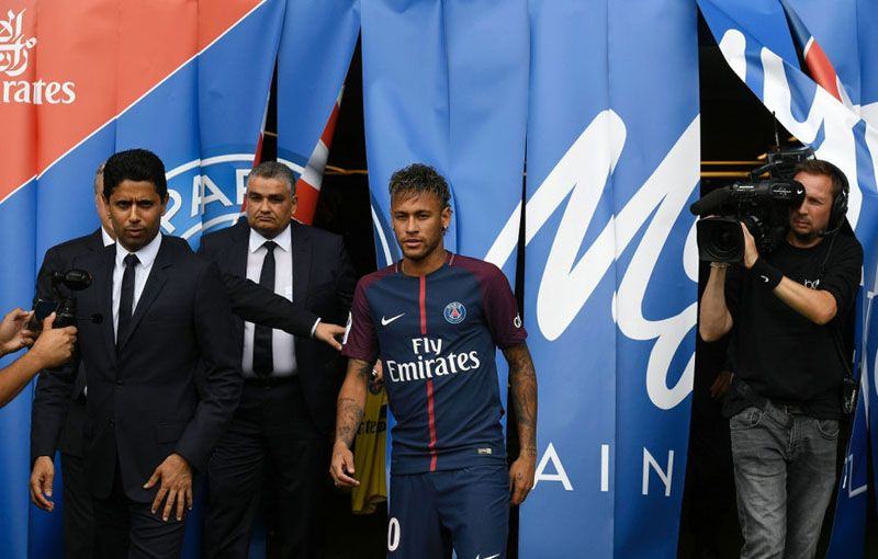 Neymar ketika diperkenalkan sebagai pemain Paris Saint-Germain (PSG). (AFP PHOTO / Lionel BONAVENTURE)