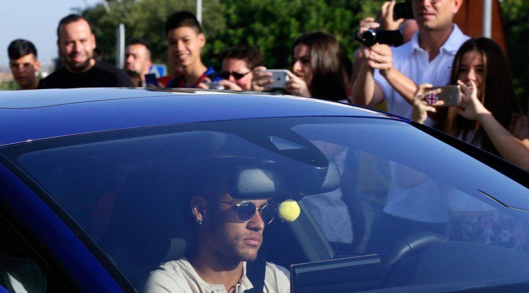 Fans mengabadikan Neymar saat tiba di Pusat Olahraga FC Barcelona Joan Gamper di Sant Joan Despi, Spanyol, Rabu, (2/8). Pesepakbola 25 tahun ini akan menjadi pemain termahal di dunia dengan transfer 222 juta euro dari Barcelona. (AP Photo/Manu Fernandez)