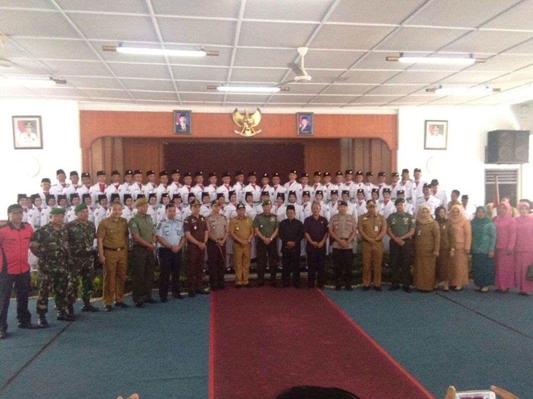 Foto: Wali Kota Binjai H.M Idaham mengukuhkan 60 orang siswa/I perwakilan SMA/SMK/MA Se-Kota Binjai yang akan melaksanakan tugas sebagai pasukan pengibar bendera (Paskibraka) tahun 2017.