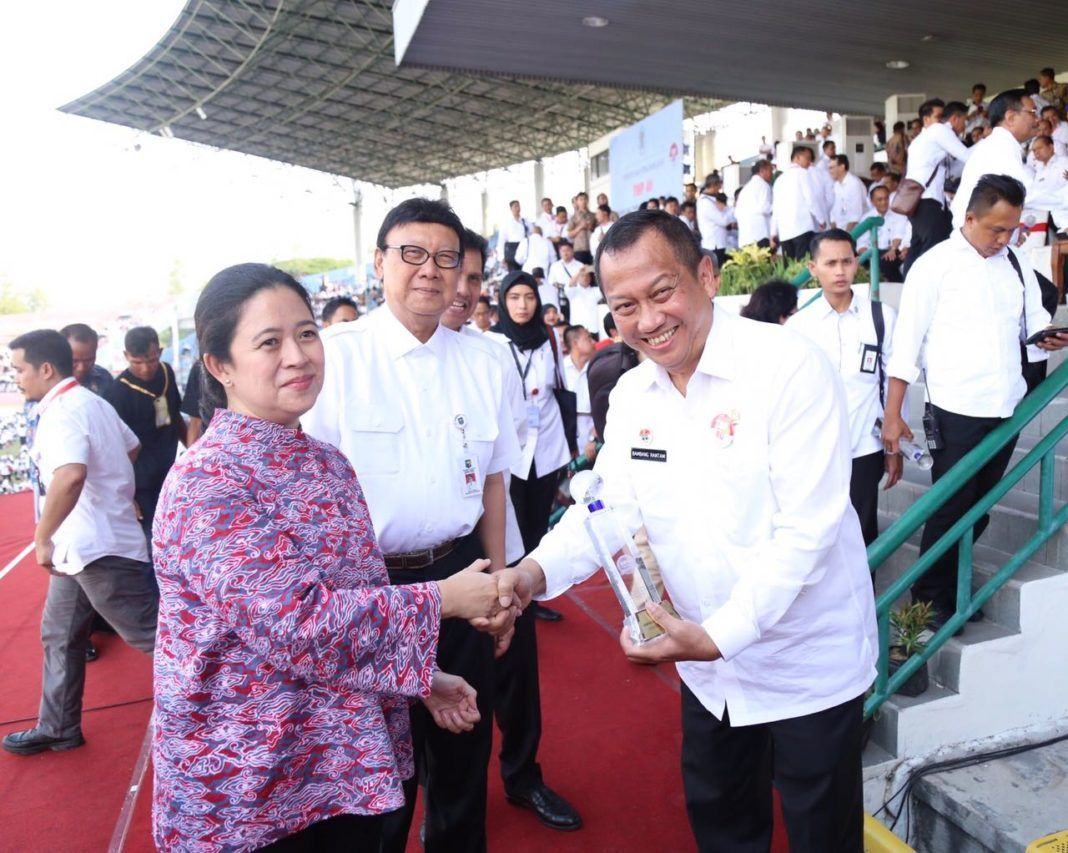 Foto: Menteri Koordinator Pemberdayaan Manusia dan Kebudayaan (PMK), Puan Maharani membuka Pekan Kerja Nyata Revolusi Mental di Stadion Manahan Surakarta, Jumat (25/8).