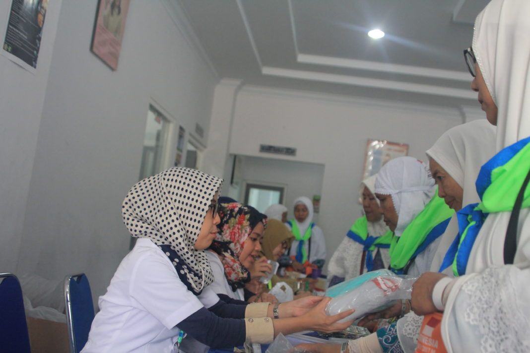 Foto: Jemaah haji Indonesia saat dilakukan pemeriksaan kesehatan.