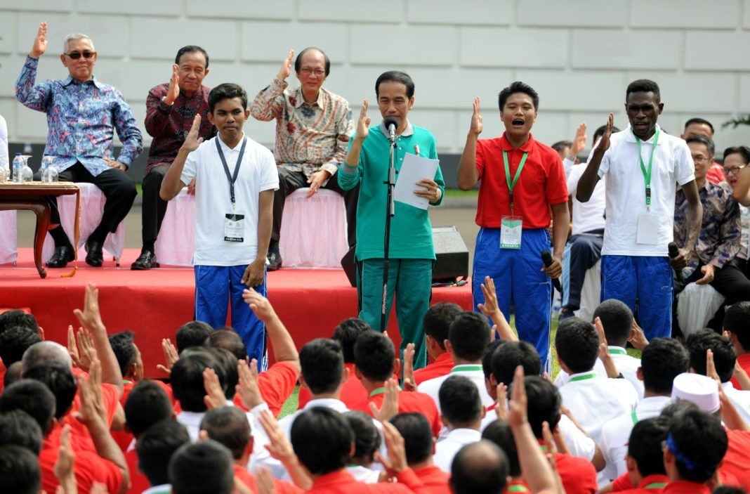 Presiden Jokowi bersama mahasiswa saat menghadiri menghadiri acara Peluncuran Program Penguatan Pendidikan Pancasila di Istana Bogor, Sabtu (12/9).