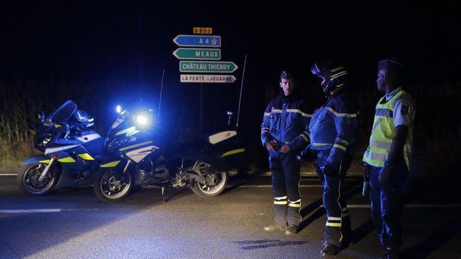 Polisi memblokade jalan menuju lokasi penabrakan sebuah mobil ke restoran pizza dekat Paris, Prancis, 14 Agustus 2017. (Foto: AFP)