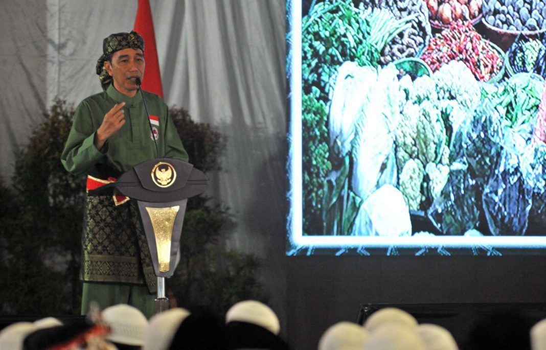 Foto: Presiden Jokowi memberikan sambutan pada pembukaan Pasanggiri Nasional serta Kejuaraan Nasional Tingkat Remaja Perguruan Pencak Silat Nasional (Persinas) ASAD 2017, di Pondok Pesantren Minhaajurrosyidiin, Lubang Buaya, Jakarta, Selasa (8/8).
