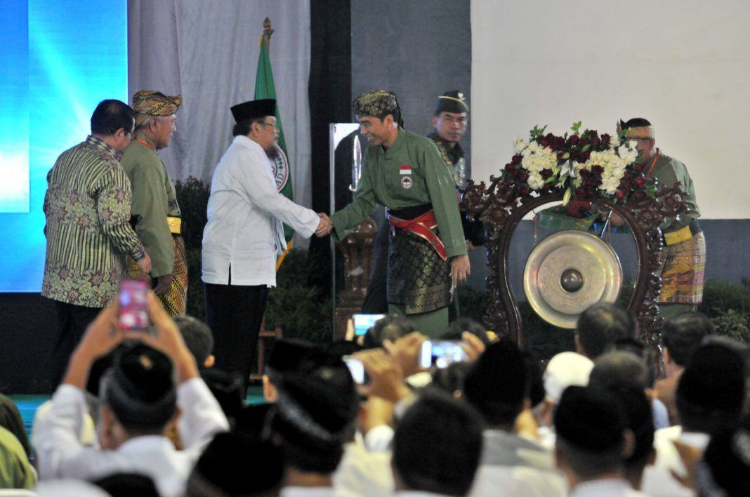 Foto: Presiden Jokowi menyalami Pimpinan Pondok Pesantren Minhaajurrosyidiin KH Kasmudi Assidiqi, usai membuka Persinas) ASAD 2017, di Lubang Buaya, Jakarta, Selasa (8/8).