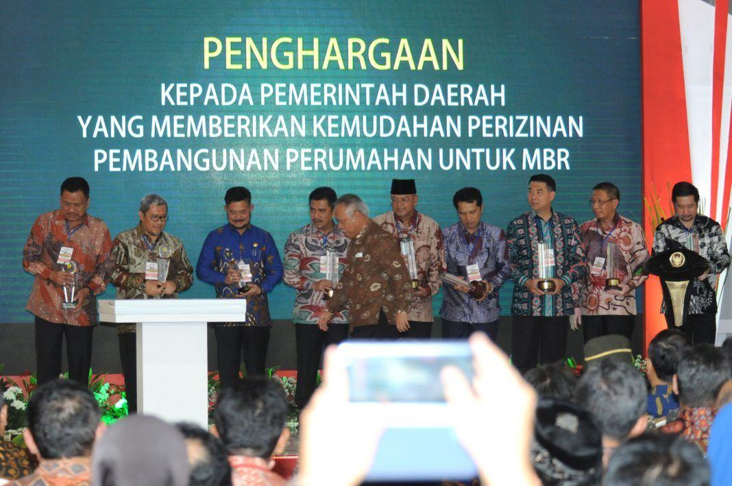 Foto: Para kepala daerah yang menerima penghargaan pada Pameran Indonesia Properti Expo Tahun 2017, di Hall B, Jakarta Convention Center (JCC), Senayan, Jakarta Pusat, Jumat (11/8).