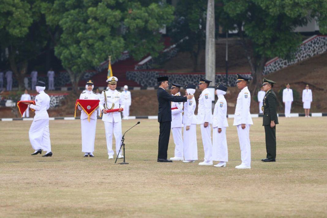 Foto: Presiden RI Joko Widodo (Jokowi) melantik 2.014 Pamong Praja Muda Lulusan IPDN Angkatan XXIV Tahun 2017 di Kampus IPDN Jatinangor, Sumedang Jawa Barat, Selasa (8/8).