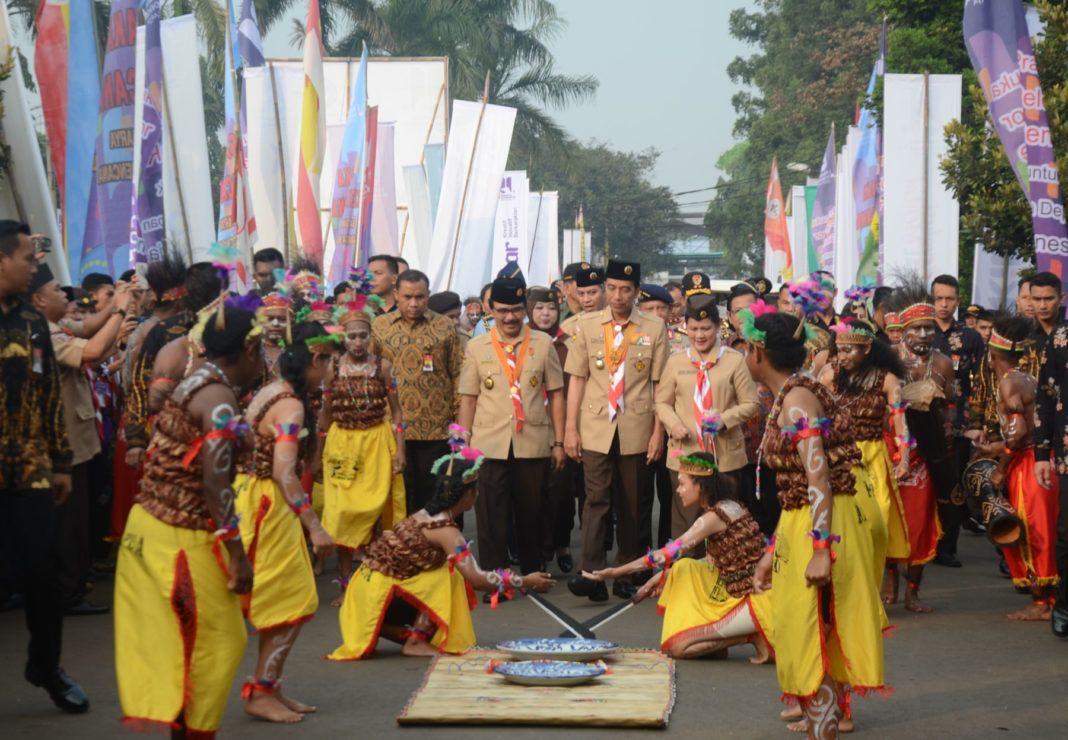 Foto: Presiden Jokowi menghadiri Peringatan Hari Pramuka ke-56 dan Peresmian Pembukaan RAIMUNA Nasional XI Tahun 2017, di Lapangan Utama Bumi Perkemahan Wiladatika Cibubur, Jakarta Timur, Senin (14/8).