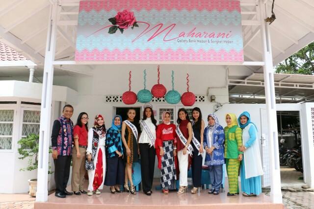 Foto: Putri Indonesia 2017, Bunga Jelitha Ibrani mengunjungi Maharani Galeri di Jalan Sei Bekala Medan, Jumat (18/8).
