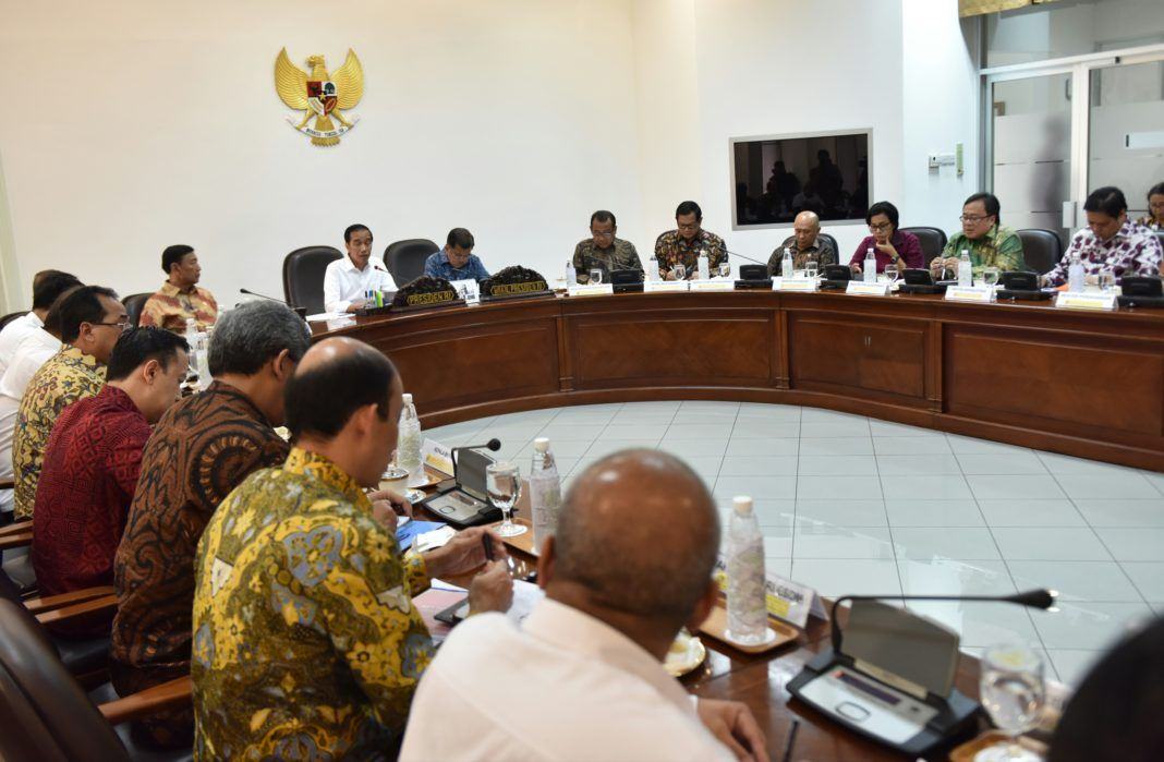 Foto: Presiden Jokowi didampingi Wapres Jusuf Kalla memimpin rapat terbatas evaluasi implementasi TKDN, di Kantor Presiden, Jakarta, Selasa (1/8) sore.