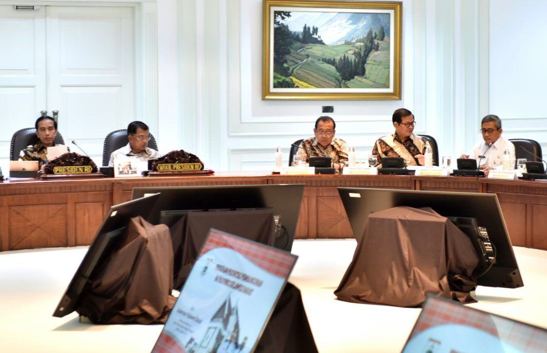 Foto: Presiden Jokowi saat memimpin Rapat Terbatas Tentang Evaluasi Pelaksanaan Proyek Strategis Nasional dan Program Prioritas Provinsi Sulbar di Kantor Presiden, Rabu (2/8).