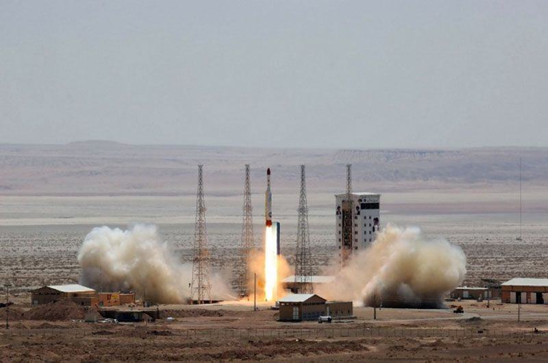 Sebuah roket diluncurkan dari lokasi yang tak disebutkan di Iran, 26 Juli 2017. (Foto: AFP/IRANIAN DEFENCE MINISTRY)